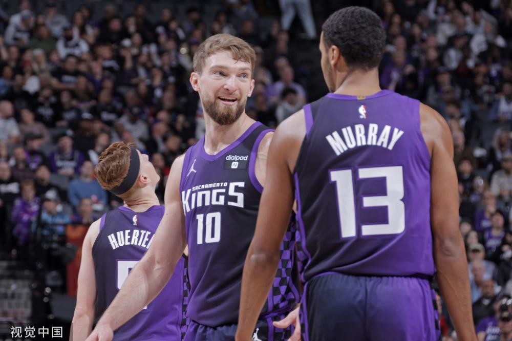 官方：巴萨与19岁中场法里尼亚斯续约至2028年.